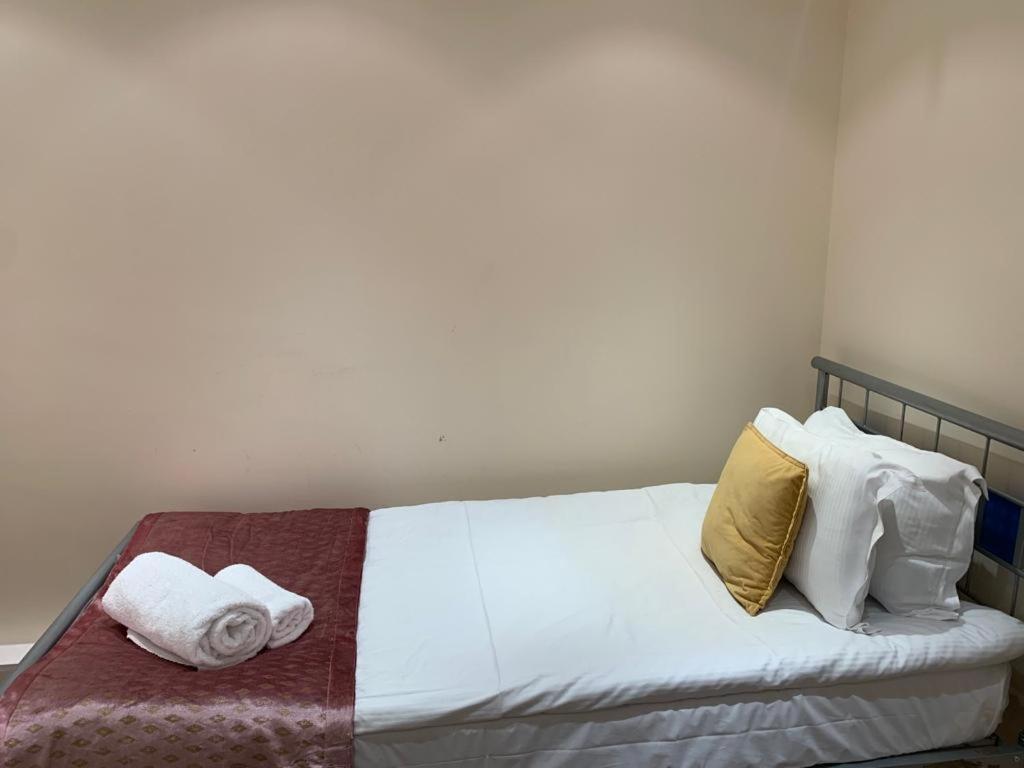 Lovely 3 Bedroom Apartment ลอนดอน ภายนอก รูปภาพ
