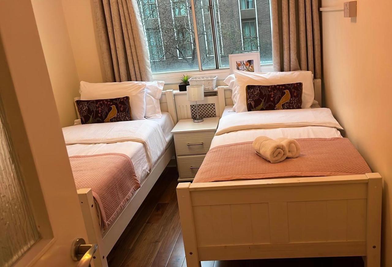 Lovely 3 Bedroom Apartment ลอนดอน ภายนอก รูปภาพ